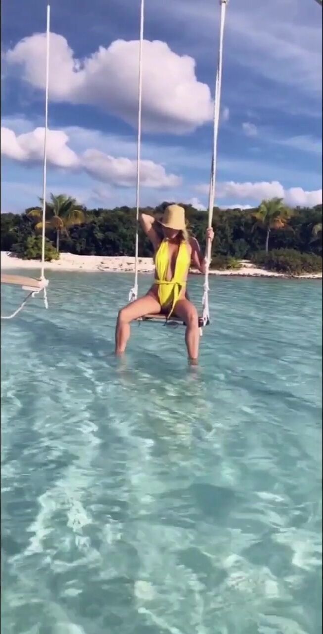Sara Jean Underwood - Topless During Bahamas Trip in 2019